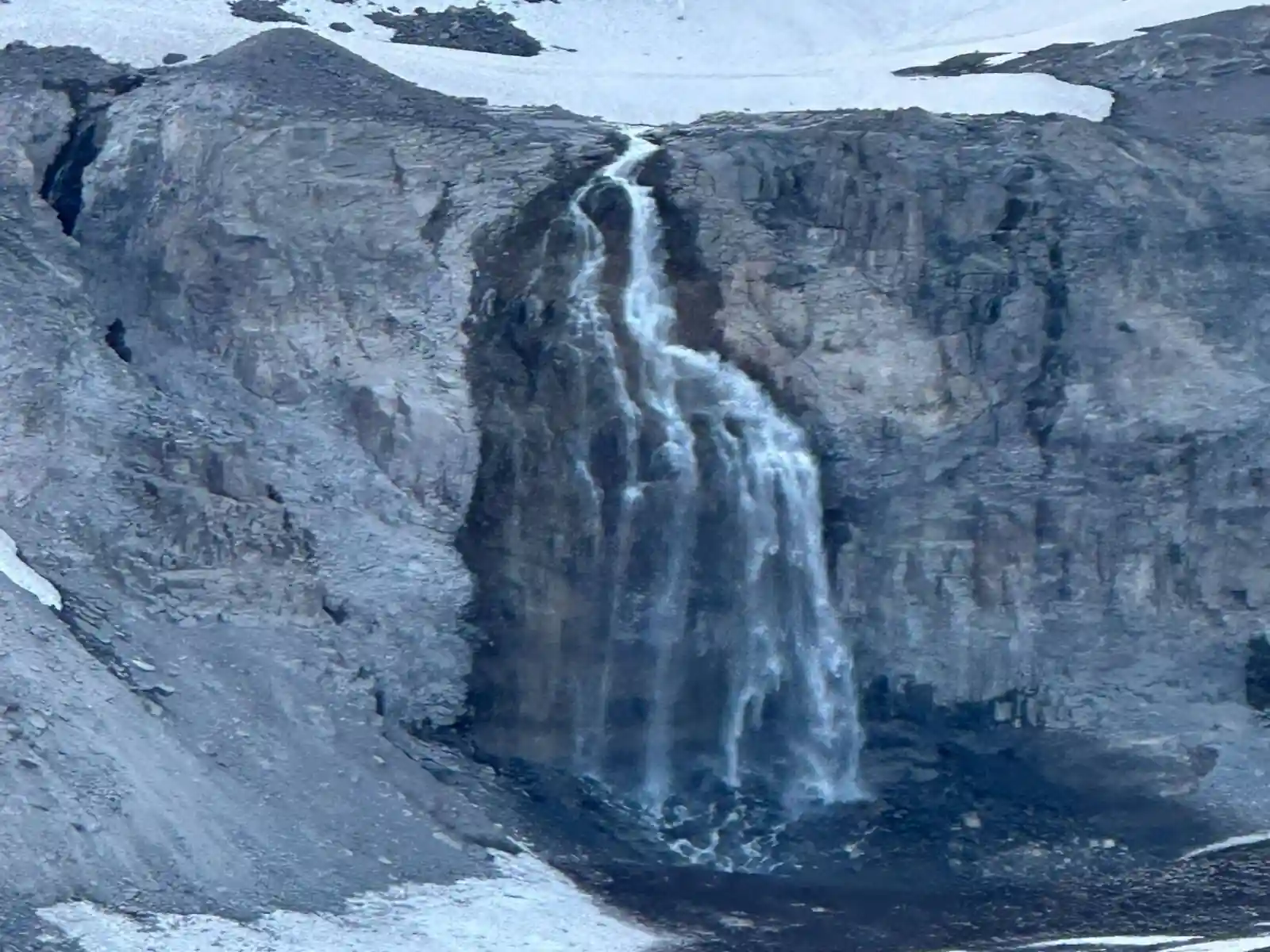 glacier-falls-at-mount-rainier